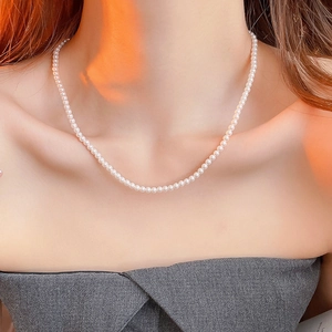 Gros plan d'un collier de perles sur le cou d'un mannequin montrant son éclat et sa longueur