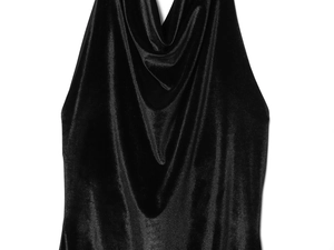 Détail du col bénitier élégant sur une robe midi en velours noir aux plis fluides