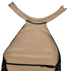 Détail de la combinaison dos nu beige avec bordure en dentelle noire et sangle