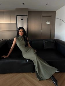Vestido largo de punto verde oliva sin mangas con cuello alto y corte ajustado elegante
