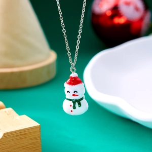 Detailansicht der Schneemann-Halskette aus Harz mit roter Mütze und grünem Schal für Weihnachten