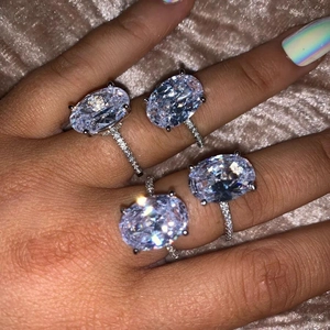 Detailansicht ovaler Zirkonia Ringe mit Krappenfassung und Pavé-Besatz am Finger