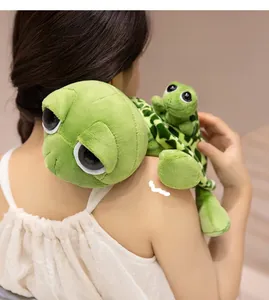 Dettaglio del peluche tartaruga marina madre e figlio verde morbido su una spalla