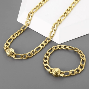 Detailansicht der goldenen 10mm Figaro Kette und des Armbands mit rundem Verschluss