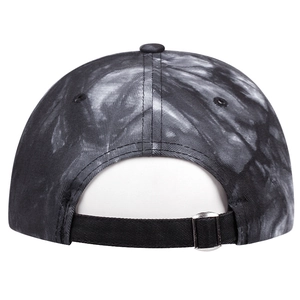 Dettaglio del cappello tie-dye con cinturino nero regolabile e fibbia in metallo argento
