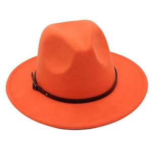 Detail eines orangefarbenen Wollfilzhutes mit schwarzem Lederband und Metallschließe