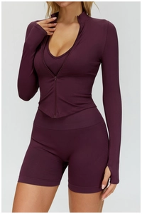 Détail de la veste de yoga violette avec fermeture éclair et passants pour pouces