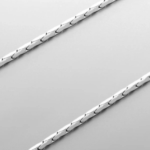 Collar de cadena de serpiente de acero inoxidable plateado pulido con diseño plano