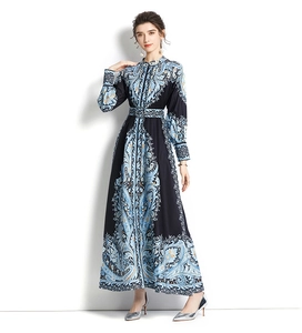Elegante abito lungo nero con stampa paisley, collo alto e cintura coordinata in vita