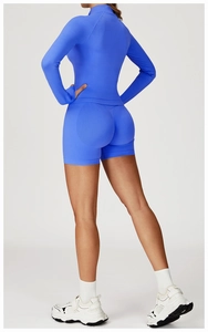 Détail d'un ensemble de yoga sans couture bleu clair montrant les passe-pouces sport