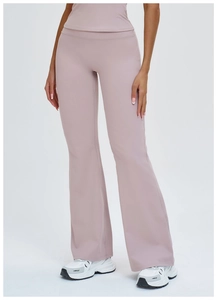 Détail du pantalon de yoga évasé taille haute et haut court en tissu lilas mat