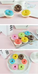 Detalle de rosquillas de espuma de PU de colores surtidos en bandejas de cerámica blanca