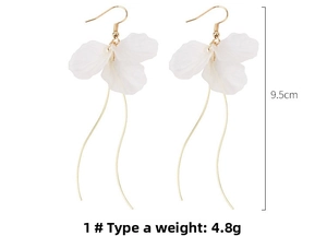 Détail de boucles d'oreilles pétales blancs avec longs glands dorés et 9,5 cm de long