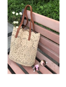 Chic borsa a shopper in pizzo beige con manici in pelle marrone, grande borsa a spalla.