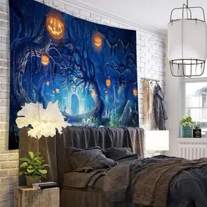 Detail van Halloween wandtapijt met gloeiende pompoenen en kasteel op de slaapkamermuur