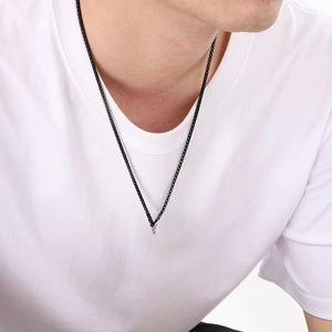 Détail du collier plaque noire en acier inoxydable avec message inspirant gravé pour son fils
