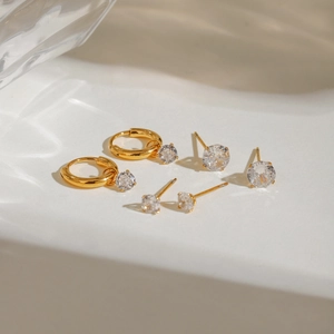 Ensemble de trois boucles d'oreilles en acier inoxydable avec créoles dorées et zircons