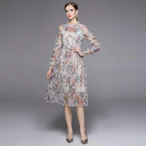Elegante vestido largo floral de gasa con volantes y detalles de malla para mujer