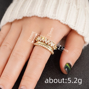 Set di tre anelli impilabili placcati oro con zirconi e design geometrico elegante