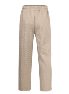 Detailansicht der beigen Zopfmuster-Struktur und des Jacquard-Stoffs dieser Herrenhose