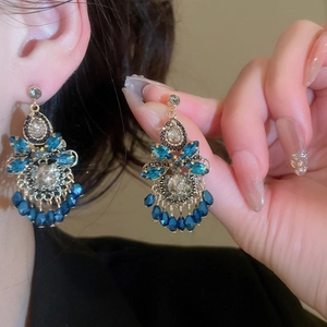 Detailansicht der Luxus-Kristall-Quastenohrringe mit blauen Marquise-Edelsteinen
