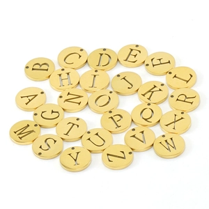 Minimalistische Halsketten mit A-Z Buchstaben aus 18k vergoldetem Edelstahl auf Weiß