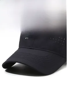 Détail de la casquette de baseball noire respirante avec trous laser et logo 3D Narason