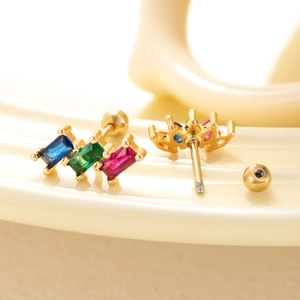 Boucles d'oreilles en acier inoxydable avec zircons colorés et fermoir à vis doré