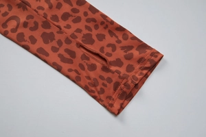 Détail du poignet d'un sweat à imprimé léopard avec passe-pouce et tissu élastique
