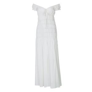Détail d'une robe blanche à épaules dénudées avec laçage devant et taille froncée