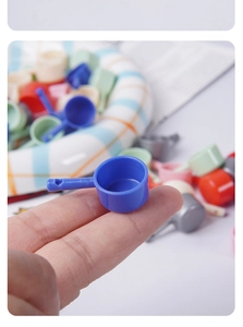 Mini louches à eau en plastique pour maison de poupée de couleurs variées