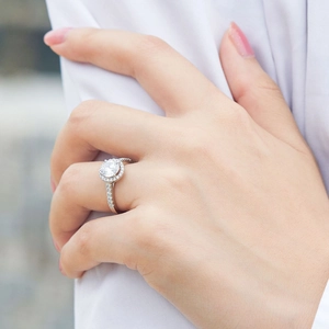 Elegant S925 sterling silver halo ring with 1.2 carat zircon on female hand