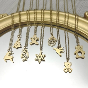 Colliers de Noël en titane plaqué or 18 carats avec divers pendentifs sur un miroir