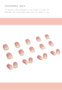 Gros plan d'ongles autocollants carrés avec dégradé rose et finition brillante effet ombre