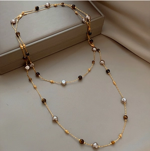 Détail du collier plaqué or 18 carats avec œil de tigre et perles grises baroques