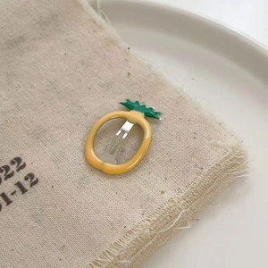Niedliche gelbe Ananas-Haarklammer mit Metallbasis für Mädchen auf Leinenstoff