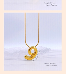 Détail du pendentif ballon chiffre 9 doré avec collier de 40+6cm et détails techniques