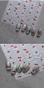 Détail d'autocollants pour ongles avec courbes argentées et cœurs rouges sur ongle gris