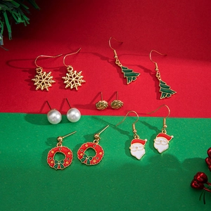 Set di 6 paia di orecchini natalizi con Babbo Natale e fiocchi su uno sfondo festivo