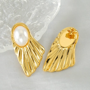 Vintage gold fan-shaped stud earrings with elegant pearls in a retro minimalist style
