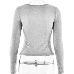 Vue arrière d'un t-shirt gris à manches longues sur mannequin montrant la coupe ajustée