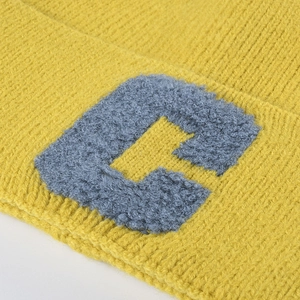 Bonnet en tricot jaune avec lettre C brodée en tissu éponge et texture à grosses mailles