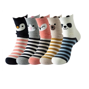 Detail of 5 pairs of cotton socks featuring animal patterns like cats, foxes, and pandas