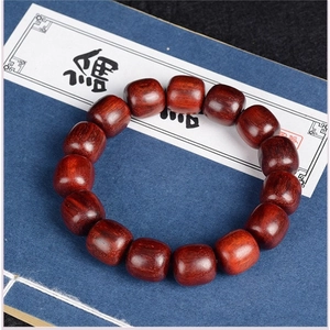 Bracelet traditionnel en bois de rose foncé avec 15 perles en forme de tambour