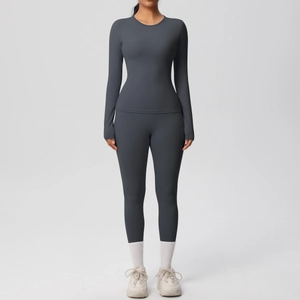 Vue détaillée de l'ensemble de yoga gris anthracite à manches longues pour le sport