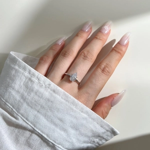 Dettaglio dell'anello con zircone a forma di pera e montatura in argento al dito