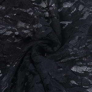 Gros plan sur un tissu en dentelle noire avec des motifs floraux et textures fines