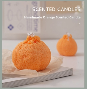 Detalle macro de velas perfumadas con forma de naranja y textura de piel realista
