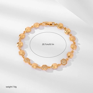 Detailansicht eines vergoldeten Hexagon-Gliederarmbands mit Kristallakzenten und Maßen
