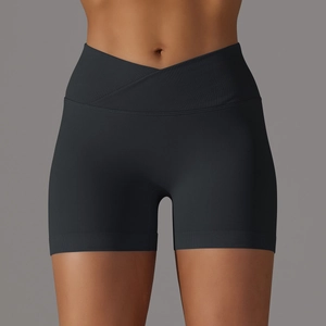Dettaglio degli shorts da yoga neri con vita a V incrociata e tessuto a costine elasticizzato
